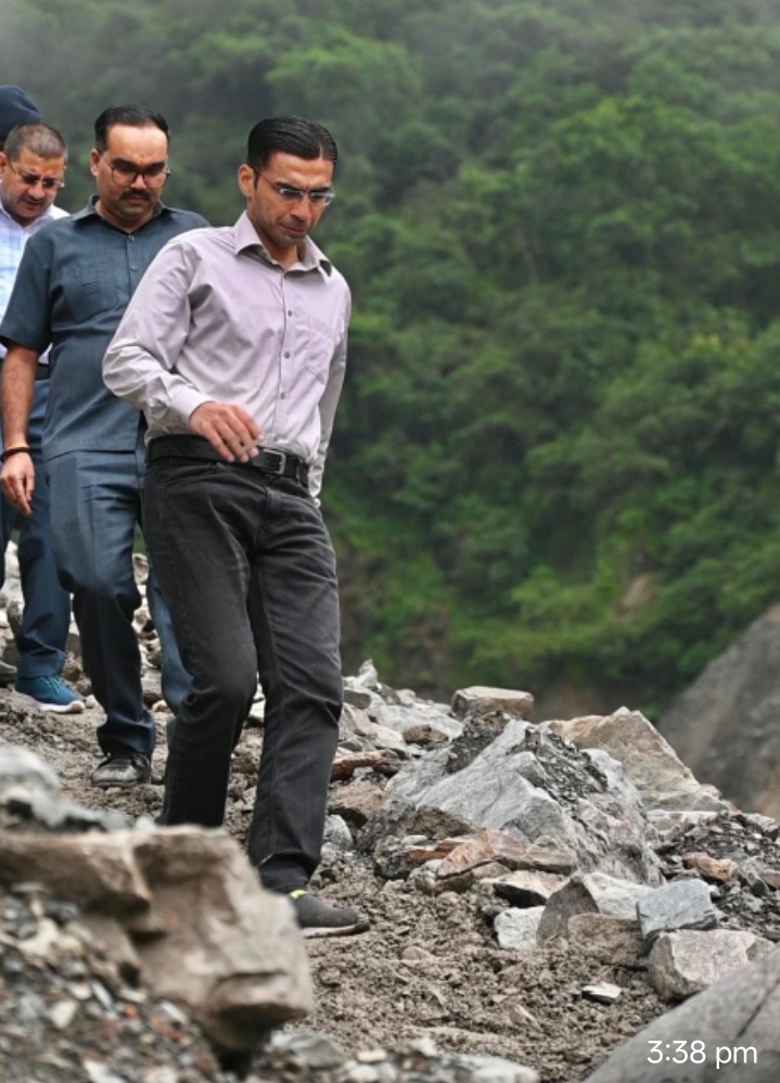 आपदाग्रस्त गांव बटोली, प्रभावितों के द्वार ! 24 घंटे भीतर तैयार कराया दूसरा वैकल्पिक रास्ता……