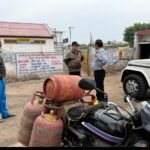 बिना अनुबंधित वाहन से गैस डिलीवरी करते पाए जाने पर संबंधित गैस एजेंसी पर एक्शन तय….