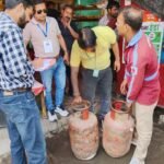डीएम की क्यूआरटी अलर्ट; घरेलू गैस के व्यावसायिक उपयोग पर 16 सिलेंडर जब्त