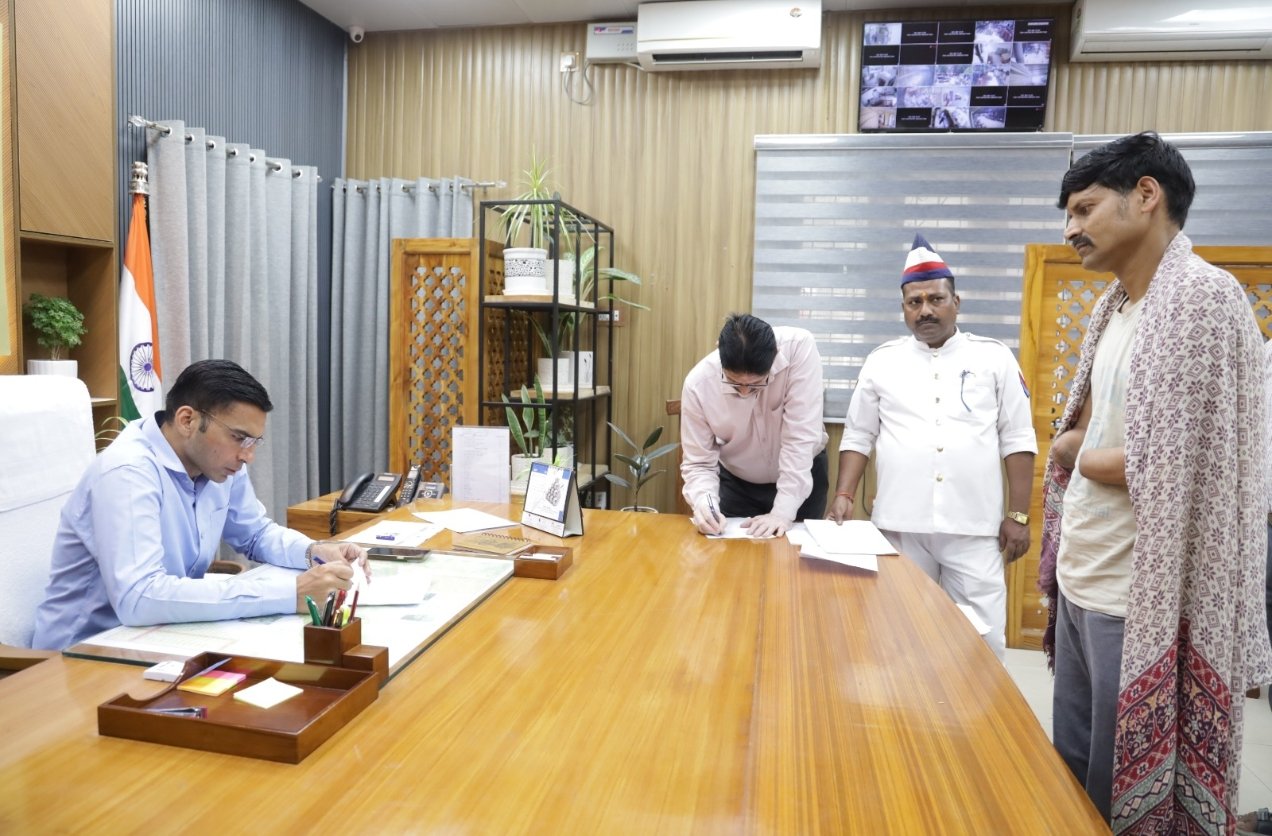 दुर्घटना में दोनों हाथ गंवा चुके मनीष को जिला प्रशासन रायफल क्लब फंड से रू0 50 हजार की आर्थिक सहायता
