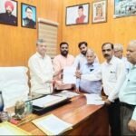 उत्पीड़न को लेकर रेहड़ी पटरी वर्कर्स यूनियन का प्रतिनिधि मंडल मेयर सौरभ थपलियाल से मिला 