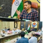 समाधान दिवस’ में डीएम का एक्शन मोड, लापरवाह अधिकारियों को चेताया