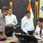 बेटे की प्रताड़ना से  बुजुर्ग पिता परेशान……. डीएम ने दिए तत्काल कार्रवाई के निर्देश