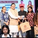 अंतरराष्ट्रीय बालिका दिवस पर मुख्यमंत्री ने 149 मेधावी बालिकाओं को स्मार्टफोन प्रदान कर किया सम्मानित